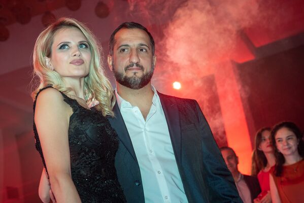 Звезда телесериала Универ Арарат Кещян с супругой - Sputnik Армения