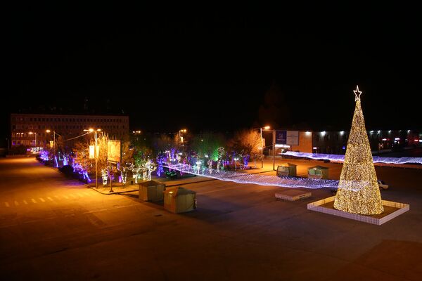 В городе Масис, Араратского района зажглись новогодние огни В городе Масис, Араратского района зажглись новогодние огни - Sputnik Армения