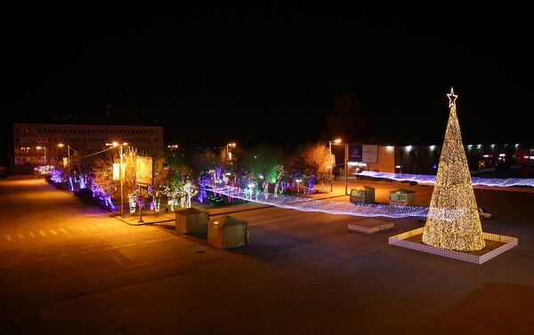 В городе Масис, Араратского района зажглись новогодние огни - Sputnik Армения