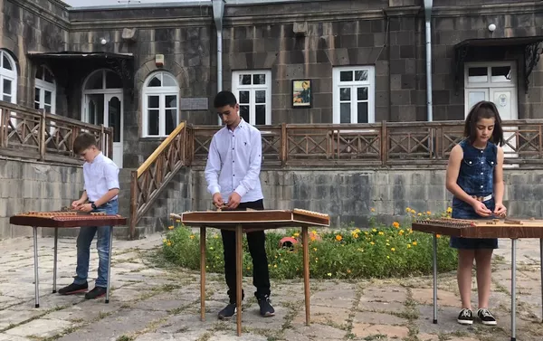 Маленькие музыканты из Гюмри играют во дворе музея Маленькие музыканты из Гюмри играют во дворе музея - Sputnik Армения