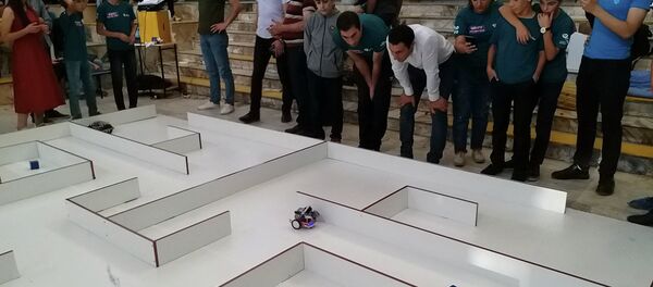 Конкурс ArmRobotics 2018: роботы армянских школьников проходят лабиринт и взрывают воздушные шарики - Sputnik Армения
