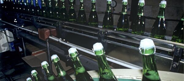 Конвейерная линия завода шампанских вин в СССР - Sputnik Армения