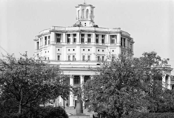 Здание Центрального академического театра Российской Армии на Суворовской площади. Архитекторы К. Алабян, В. Симбирцев. Здание Центрального академического театра Российской Армии на Суворовской площади. Архитекторы К. Алабян, В. Симбирцев. - Sputnik Армения