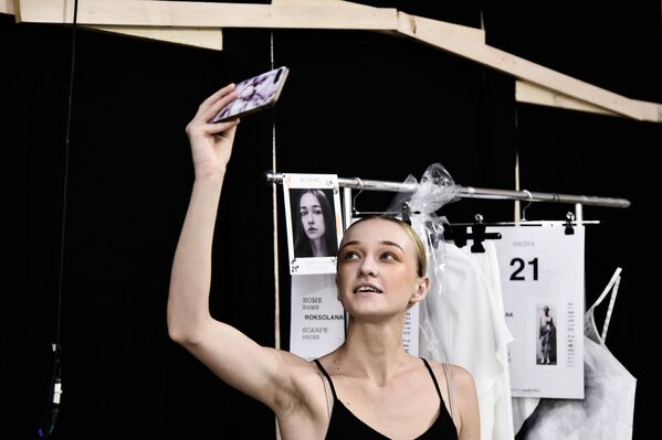 Модель делает селфи за кулисами перед началом показа модного дома Alberto Zambelli в рамках показов женской моды весна/лето 2019 года (19 сентября 2018). Милан - Sputnik Армения