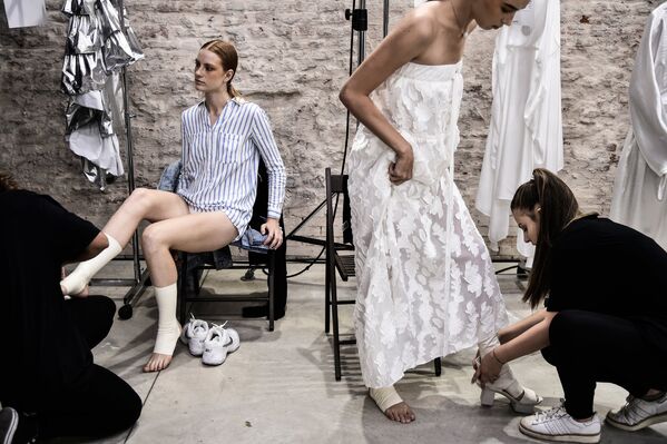 Модели готовятся за кулисами перед началом показа модного дома Alberto Zambelli в рамках показов женской моды весна/лето 2019 года (19 сентября 2018). Милан - Sputnik Армения