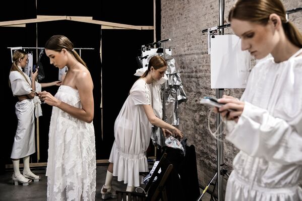 Մոդելները կուլիսներում պատրաստվում են Alberto Zambelli նորաձևության տան ցուցադրությունից առաջ 2019թ–ի գարուն/ամառ կանանց հագուստի ցուցադրության շրջանակում (2018թ–ի սեպտեմբերի 19)։ Միլան - Sputnik Արմենիա