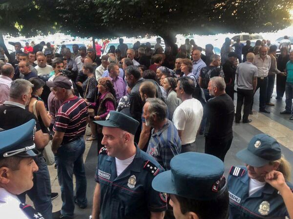 Բողոքի ակցիա Երևանում. հավաքվածներն ուզում են, որ իրենց լսի անձամբ Նիկոլ Փաշինյանը - Sputnik Արմենիա