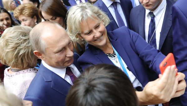 Президент РФ В. Путин принял участие в пленарном заседании II Евразийского женского форума - Sputnik Армения