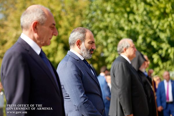 Премьер-министр Никол Пашинян, президент Армении Армен Саркисян, Карабаха Бако Саакян, спикер Парламента Ара Баблоян и католикос Гарегин второй посетили пантеон Ераблур (21 сентября 2018). Еревaн - Sputnik Արմենիա