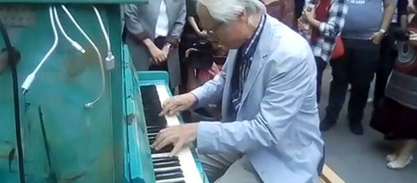 Тигран Мансурян играет на пианино в самом центре Еревана Тигран Мансурян играет на пианино в самом центре Еревана - Sputnik Արմենիա