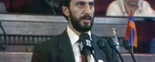 Арам Манукян зачитывает декларацию независимости Республики Армения (21 сентября 1991). Еревaн Арам Манукян зачитывает декларацию независимости Республики Армения (21 сентября 1991). Еревaн - Sputnik Արմենիա