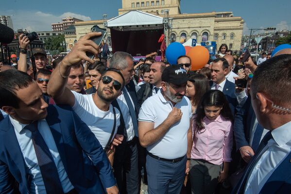 Час селфи в день независимости Армении (21 сентября 2018). Еревaн - Sputnik Армения