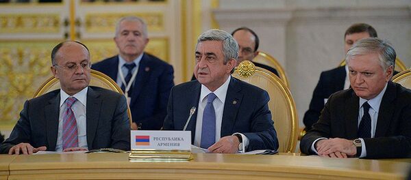 Министр обороны РА Сейран Оганян, президент Армении Серж Саргсян и Министр иностранных дел РА Эдвард Налбандян Министр обороны РА Сейран Оганян, президент Армении Серж Саргсян и Министр иностранных дел РА Эдвард Налбандян - Sputnik Արմենիա