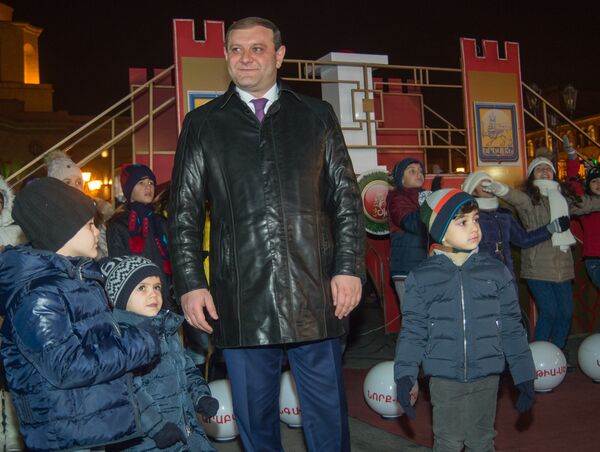 Мэр города Ереван Тарон Маргарян с детьми - Sputnik Армения