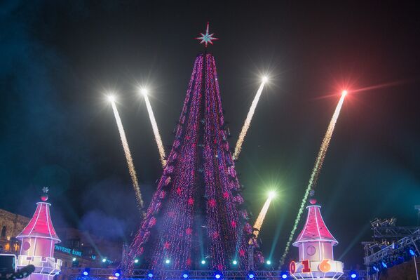 Праздничный Ереван. Главная елка страны - Sputnik Армения