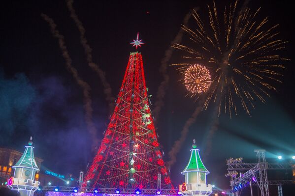Праздничный Ереван. Главная елка страны - Sputnik Армения