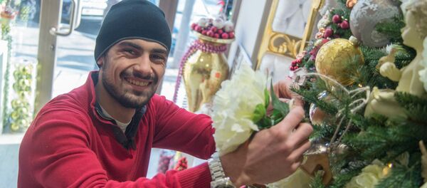 Специально для портала Sputnik Армения флорист-дизайнер Мушег Погосян дает советы, украшает и наряжает большую праздничную елку Специально для портала Sputnik Армения флорист-дизайнер Мушег Погосян дает советы, украшает и наряжает большую праздничную елку - Sputnik Արմենիա