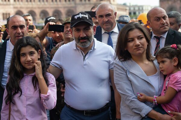 Премьер-министр Никол Пашинян с дочерьми на улицах города в День независимости Армении (21 сентября 2018). Еревaн - Sputnik Արմենիա