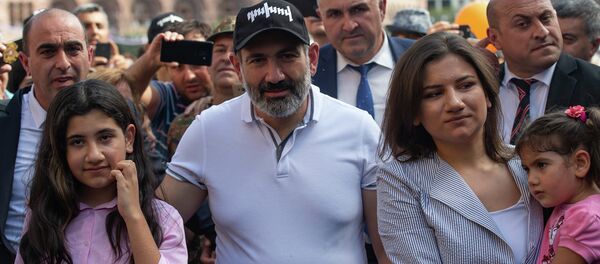 Премьер-министр Никол Пашинян с дочерьми на улицах города в День независимости Армении (21 сентября 2018). Еревaн - Sputnik Армения
