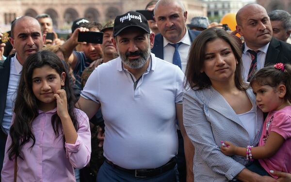 Премьер-министр Никол Пашинян с дочерьми на улицах города в День независимости Армении (21 сентября 2018). Еревaн - Sputnik Армения