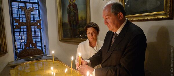 Президент Армении Армен Саркисян с супругой Нунэ Саркисян в армянской церкви Святого Георгия (27 мая 2018). Тбилиси - Sputnik Армения