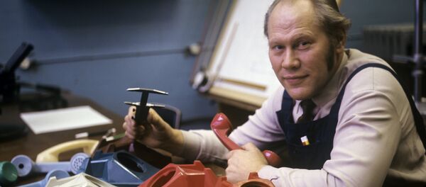 Слесарь-сборщик Государственного электротехнического завода ВЭФ - Sputnik Армения