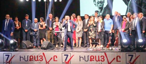 Пашинян на митинге в Ереване прочитал стихотворение Амо Саяна Айастан аселис Пашинян на митинге в Ереване прочитал стихотворение Амо Саяна Айастан аселис - Sputnik Արմենիա