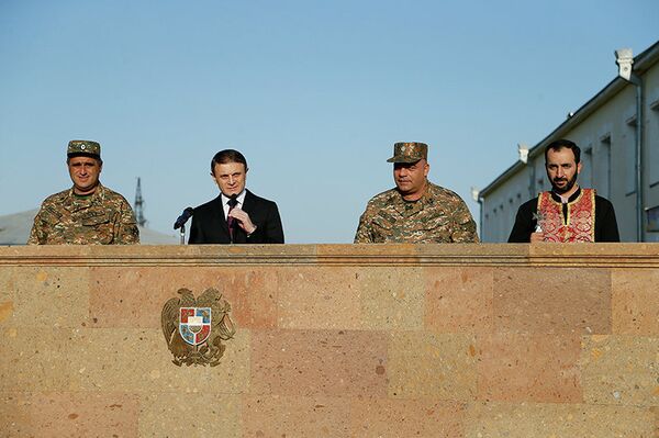 Валерий Осипян на торжественной церемонии смены сил полиции для выхода на боевые позиции - Sputnik Արմենիա