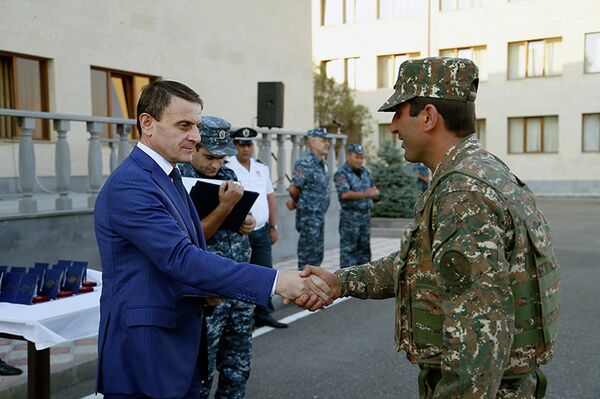 Валерий Осипян на торжественной церемонии смены сил полиции для выхода на боевые позиции - Sputnik Արմենիա