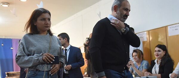 Премьер-министр Никол Пашинян с дочерью на выборах совета старейшин Еревана (23 сентября 2018). Еревaн - Sputnik Армения