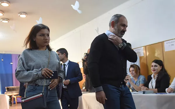 Премьер-министр Никол Пашинян с дочерью на выборах совета старейшин Еревана (23 сентября 2018). Еревaн Премьер-министр Никол Пашинян с дочерью на выборах совета старейшин Еревана (23 сентября 2018). Еревaн - Sputnik Армения