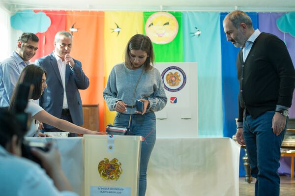 Премьер-министр Никол Пашинян с дочерью на выборах совета старейшин Еревана (23 сентября 2018). Еревaн Премьер-министр Никол Пашинян с дочерью на выборах совета старейшин Еревана (23 сентября 2018). Еревaн - Sputnik Армения