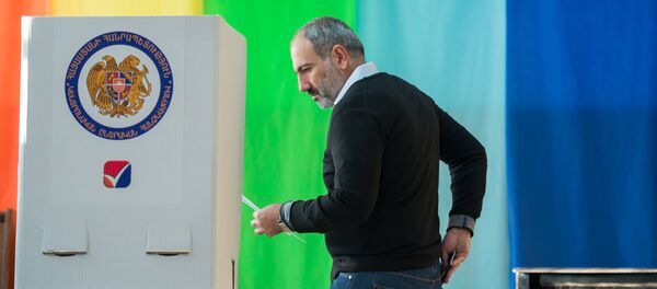 Премьер-министр Никол Пашинян на выборах совета старейшин Еревана (23 сентября 2018). Еревaн - Sputnik Армения