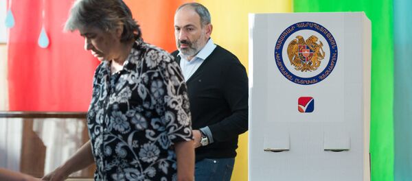 Премьер-министр Никол Пашинян на выборах совета старейшин Еревана (23 сентября 2018). Еревaн - Sputnik Армения