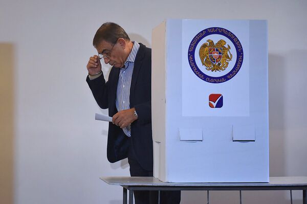 Спикер Парламента Ара Баблоян на выборах совета старейшин Еревана (23 сентября 2018). Еревaн Спикер Парламента Ара Баблоян на выборах совета старейшин Еревана (23 сентября 2018). Еревaн - Sputnik Армения