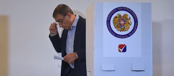 Спикер Парламента Ара Баблоян на выборах совета старейшин Еревана (23 сентября 2018). Еревaн Спикер Парламента Ара Баблоян на выборах совета старейшин Еревана (23 сентября 2018). Еревaн - Sputnik Армения
