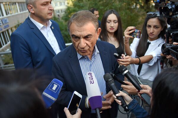 Спикер Парламента Ара Баблоян на выборах совета старейшин Еревана (23 сентября 2018). Еревaн Спикер Парламента Ара Баблоян на выборах совета старейшин Еревана (23 сентября 2018). Еревaн - Sputnik Армения