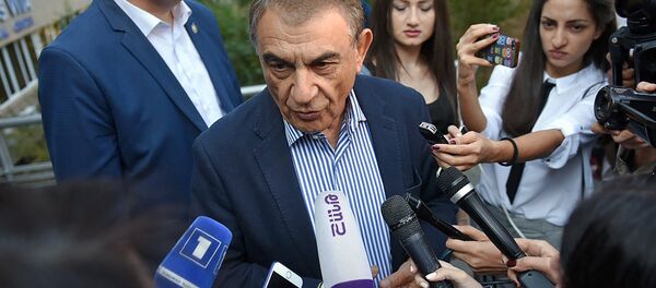 Спикер Парламента Ара Баблоян на выборах совета старейшин Еревана (23 сентября 2018). Еревaн - Sputnik Армения