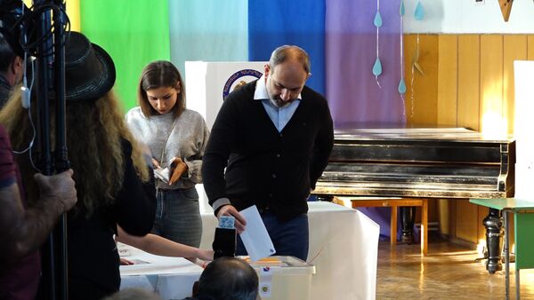 Премьер-министр Армении Никол Пашинян проголосовал на выборах в Совет старейшин Еревана - Sputnik Армения