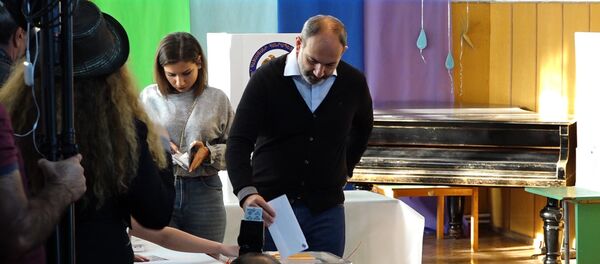 Премьер-министр Армении Никол Пашинян проголосовал на выборах в Совет старейшин Еревана - Sputnik Армения