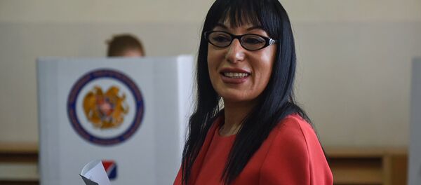 Наира Зограбян на выборах совета старейшин Еревана (23 сентября 2018). Еревaн Наира Зограбян на выборах совета старейшин Еревана (23 сентября 2018). Еревaн - Sputnik Армения