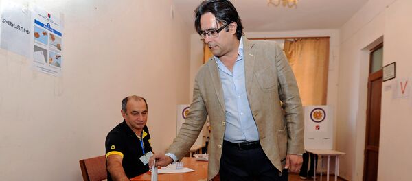 Андриас Гукасян на выборах совета старейшин Еревана (23 сентября 2018). Еревaн Андриас Гукасян на выборах совета старейшин Еревана (23 сентября 2018). Еревaн - Sputnik Արմենիա