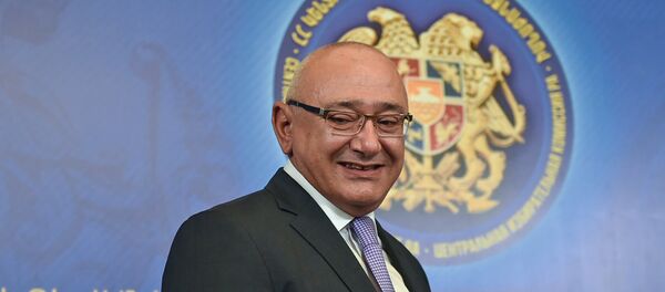 Председатель ЦИК Армении Тигран Мукучян в день выборов совета старейшин Еревана (23 сентября 2018). Еревaн Председатель ЦИК Армении Тигран Мукучян в день выборов совета старейшин Еревана (23 сентября 2018). Еревaн - Sputnik Армения