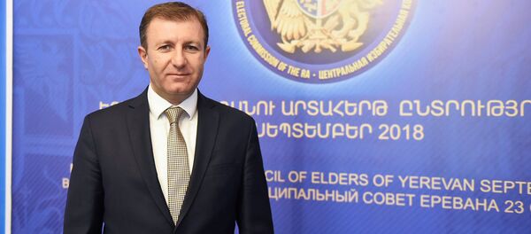 Секретарь ЦИК Армении Армен Смбатян в день выборов совета старейшин Еревана (23 сентября 2018). Еревaн Секретарь ЦИК Армении Армен Смбатян в день выборов совета старейшин Еревана (23 сентября 2018). Еревaн - Sputnik Արմենիա