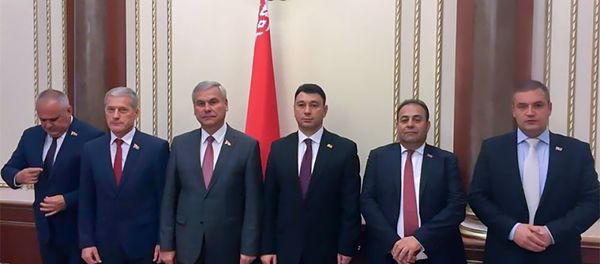 Встреча делегации Армении во главе с вице-спикером Э.Шармазановым с председателем Палаты представителей НС Беларуси Владимиром Андрейченко (24 сентября 2018). Минск - Sputnik Արմենիա