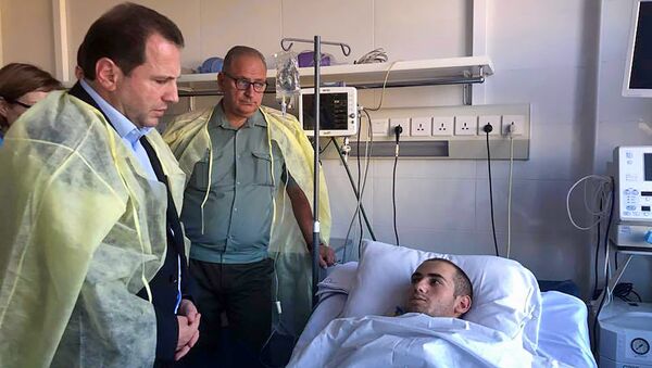 Министр обороны Давид Тоноян посетил раненного на передовой рядового Артура Геворгяна в центральном военном госпитале Мурацана (24 сентября 2018). Еревaн - Sputnik Արմենիա