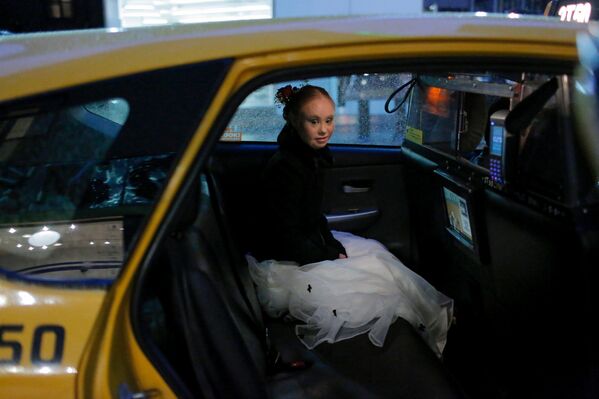Австралийская модель Мадлен Стюарт в такси во время Недели моды в Нью-Йорке, США - Sputnik Армения