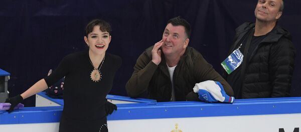 Евгения Медведева, тренер Брайан Орсер и хореограф Дэвид Уилсон (слева направо) во время контрольных прокатов сборной России по фигурному катанию в Москве. - Sputnik Армения