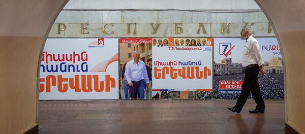 Агитационные рекламные баннеры в ереванском метро - Sputnik Армения