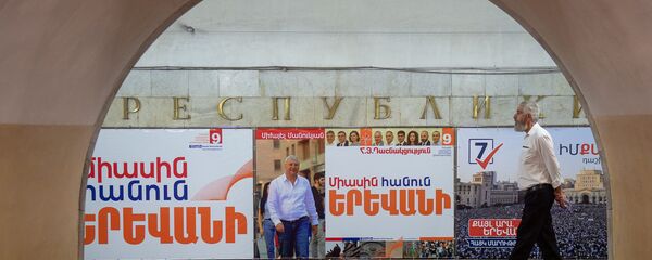 Агитационные рекламные баннеры в ереванском метро Агитационные рекламные баннеры в ереванском метро - Sputnik Армения